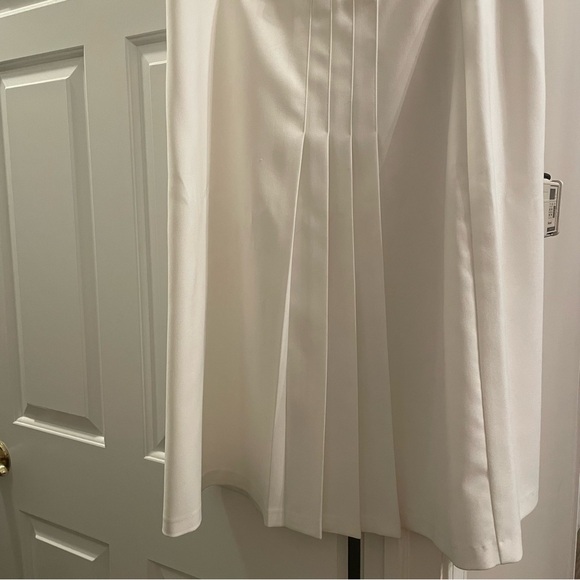 Brand new white skirt, beautiful model. - Picture 2 of 2